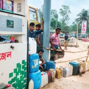 সরিষাবাড়ীতে কৃষি কার্ড নিয়ে পাম্পে পাম্পে ঘুরছেন কৃষক