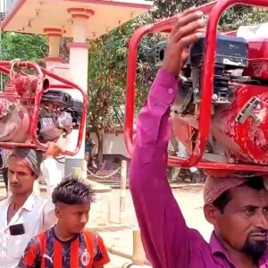 তেলের জন্য শ্যালো ইঞ্জিন মাথায় নিয়ে পাম্পে কৃষক, ভিডিও ভাইরাল