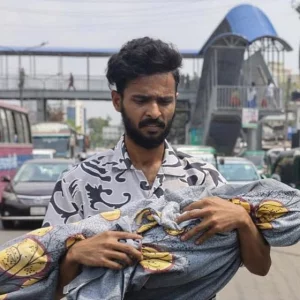 কোলে করে শিশুর মরদেহ নিয়ে ফেরার ছবি ভাইরাল