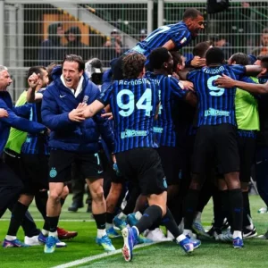 ২ গোলে পিছিয়ে পড়েও নাটকীয় জয়ে ফাইনালে ইন্টার মিলান