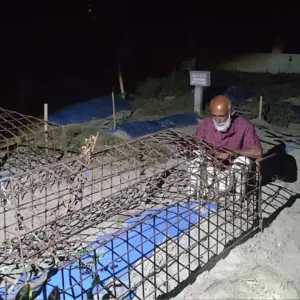 বজ্রপাতে মারা যাওয়া ছেলের লাশ চুরির ভয়ে রাত জেগে কবর পাহারায় বৃদ্ধ বাবা