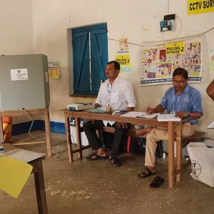 ভুয়া ভোট ও সংঘর্ষের মধ্য দিয়ে চলছে পশ্চিমবঙ্গের ভোটগ্রহণ