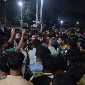 হালিমে মাছি পাওয়ায় হোটেল কর্মচারীকে বাটি ছুড়ে মারলেন জাকসু নেতা