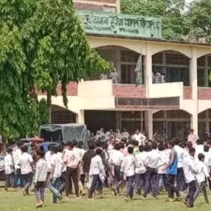 প্রাইভেট পড়াতে রাজি না হওয়ায় শিক্ষককে পিটুনি, পুলিশের গাড়ি ভাঙচুর