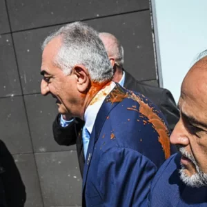 জার্মানিতে অপদস্থ রেজা পাহলভি, ‘লাল রঙের তরল’ নিক্ষেপ