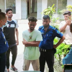 নির্যাতনে অতিষ্ঠ হয়ে মাদকাসক্ত ছেলেকে পুলিশে দিলেন মা-বাবা 