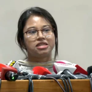 মনোনয়ন বাতিলের সিদ্ধান্তকে চ্যালেঞ্জ করলেন মনিরা শারমিন