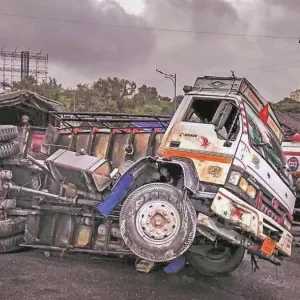 ভারতের উত্তর প্রদেশে সড়ক দুর্ঘটনায় শিশুসহ ১১ জনের মৃত্যু