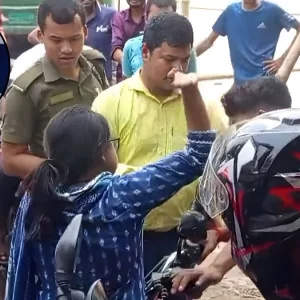 ফুয়েল কার্ডের ছবির সঙ্গে অমিল থাকায় তরুণকে থাপ্পড় দিলেন ইউএনও