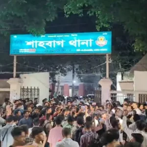 শাহবাগে ছাত্রদল-শিবিরের ধাওয়া-পাল্টাধাওয়া