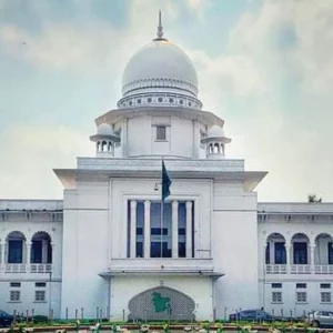 ওমরায় যেতে বাধা দেওয়ায় কোটি টাকা ক্ষতিপূরণ চেয়ে রিট