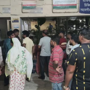 দেয়াল ধসে নিহতের ঘটনার সালিশ চলাকালে ফের দেয়াল ধসে আহত ৩