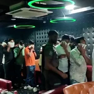 উত্তরায় বারে পুলিশের অভিযান, আটক অন্তত ১৪০ জন