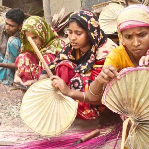 লোডশেডিংয়ে বাড়ছে হাতপাখার চাহিদা, নওগাঁয় ব্যস্ত কারিগররা