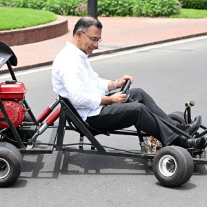 তরুণ শিক্ষার্থী রিজওয়ানের তৈরি রেসিং কার চালালেন প্রধানমন্ত্রী