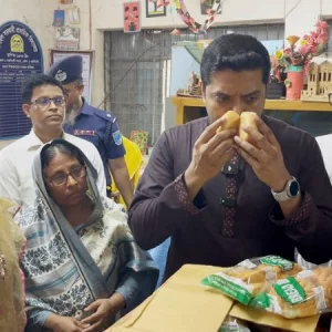 স্কুলের খাবারে গন্ধ পেলেন প্রতিমন্ত্রী, ল্যাবে পাঠালেন স্যাম্পল