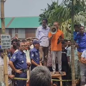 পাম্পে ফুয়েল কার্ড চেক করার সময় ইউএনও’র ওপর হামলা, আহত বডিগার্ড