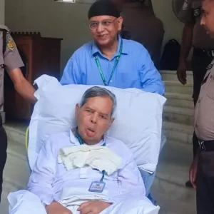 স্ত্রী দীপু মনিকে দেখতে হুইল চেয়ারে করে ট্রাইব্যুনালে তৌফীক নওয়াজ