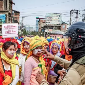 বিক্ষোভে উত্তাল ভারতের মণিপুর: পুলিশের সঙ্গে সংঘর্ষে আহত অন্তত ৩০