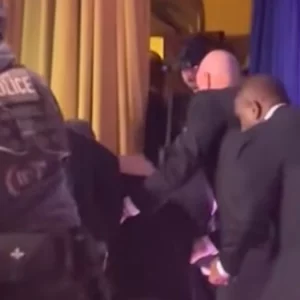 ওয়াশিংটনে ডিনার চলাকালে গুলি: নিরাপদে সরতে গিয়ে হোঁচট খেলেন ট্রাম্প