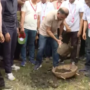 যশোরে ‘জিয়া খাল’ পুনঃখনন শুরু, কোদাল হাতে মাটি কাটলেন প্রধানমন্ত্রী