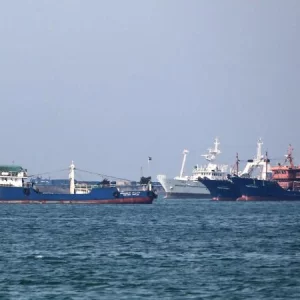 বন্ধ হরমুজ প্রণালি, শতাধিক ট্যাঙ্কারে আটকা হাজারো নাবিক