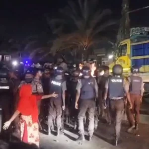 আশুলিয়ায় বকেয়া বেতনের দাবিতে সড়ক অবরোধ, পুলিশের লাঠিচার্জে ছত্রভঙ্গ শ্রমিকরা