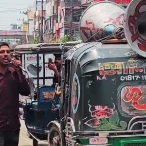 অটোরিকশায় মাইক বেঁধে ‘জয় বাংলা’ স্লোগান, যুবককে গণপিটুনি