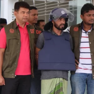 চট্টগ্রামে বিপুল অস্ত্র-গুলিসহ ‘শীর্ষ সন্ত্রাসী’ মনা গ্রেপ্তার