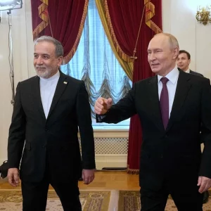 পুতিনকে খামেনির বিশেষ বার্তা পৌঁছে দিলেন আরাগচি