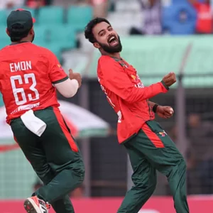 ১৮ রানে ৩ উইকেট তুলে নিয়ে ম্যাচ ফিরলো বাংলাদেশ