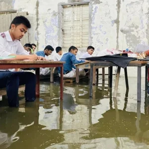বেঞ্চে পা তুলে পরীক্ষা দিলো এসএসসি পরীক্ষার্থীরা