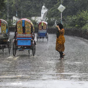 আট বিভাগে কালবৈশাখীর সতর্কতা, টানা বৃষ্টিতে ভূমিধসের শঙ্কা