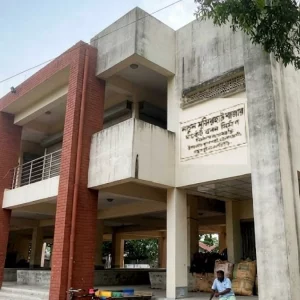 ফেনীতে অব্যবহৃত পড়ে আছে আধুনিক ‘বাজার ভবন'