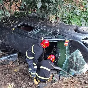 লোহাগাড়ায় মাইক্রোবাস খাদে পড়ে ৩ জন নিহত