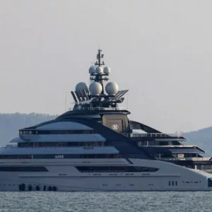 মার্কিন অবরোধ উপেক্ষা করে এবার হরমুজ পার হলো রাশিয়ার জাহাজ