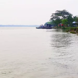 বর্ষার শুরুতেই নদীভাঙন, হুমকিতে শতবর্ষী বাজার