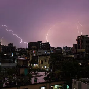 বজ্রপাত থেকে বাঁচতে সতর্কবার্তা জারি আবহাওয়া অধিদপ্তরের