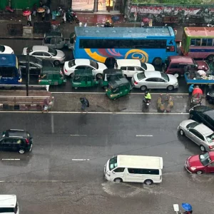 বৃষ্টিতে নাকাল রাজধানীর কর্মজীবী মানুষ