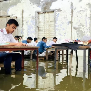 হাঁটুপানিতে বসে এসএসসি পরীক্ষা দেওয়ার ছবি ভাইরাল, নড়েচড়ে বসল প্রশাসন