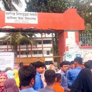 টয়লেটে মোবাইল ফোনে প্রশ্ন সমাধান, এসএসসি পরীক্ষার্থী বহিষ্কার