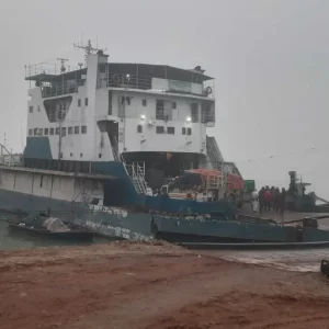 ঝড়ো হাওয়ায় দুই ঘণ্টা বন্ধ ছিল পাটুরিয়া-দৌলতদিয়া-আরিচা নৌরুট