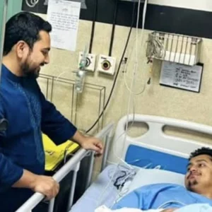 সংসদ শেষে সহযোদ্ধা সারজিসকে দেখতে হাসপাতালে ছুটে গেলেন নাহিদ ইসলাম