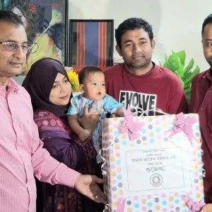 বাস থেকে নেমে ডেকে নেওয়া সেই শিশুর জন্য উপহার পাঠালেন প্রধানমন্ত্রী