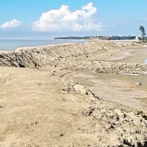 ৩৫ বছরেও হয়নি টেকসই বেড়িবাঁধ, অস্তিত্বসংকটে সাগরদ্বীপ কুতুবদিয়া
