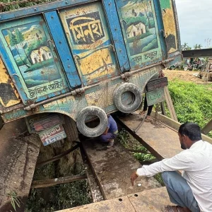সেতুর পাটতন ধসে আটকা ট্রাক, খাগড়াছড়ি-লংগদু সড়কে যান চলাচল বন্ধ