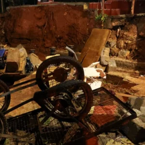 চিকিৎসা নিতে গিয়ে হাসপাতালের দেয়াল ধসে ৭ জনের মৃত্যু