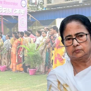 পশ্চিমবঙ্গে ক্ষমতাচ্যুত হওয়ার পথে মমতা, বলছে বুথফেরত জরিপ