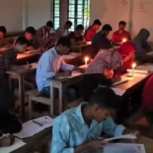 বিদ্যুৎ না থাকায় মোমবাতির জ্বালিয়ে ডিগ্রি পরীক্ষা