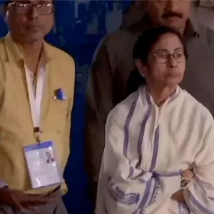 ইভিএমে কারচুপির শঙ্কা, বৃষ্টির মধ্যেই ৪ ঘণ্টা ‘স্ট্রং রুম’ পাহারা দিলেন মমতা